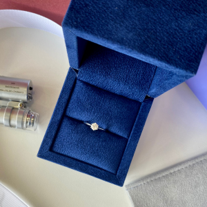 Anel de noivado de diamante redondo de 6 pinos em ouro branco - Foto 8