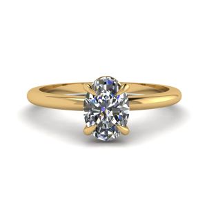 Clássico anel solitário de diamante oval ouro amarelo