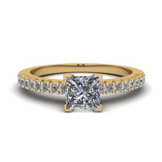 Anel de Diamante Corte Princesa em V com Pave Lateral em Ouro Amarelo