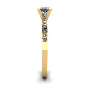 Anel de Diamante Corte Princesa em V com Pave Lateral em Ouro Amarelo - Foto 2