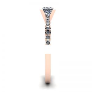 Anel de diamante com lapidação princesa em V com pavê lateral em ouro rosa - Foto 2