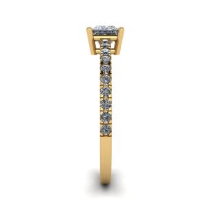 Anel de diamante com lapidação princesa com pavê lateral em ouro amarelo 18K - Foto 2