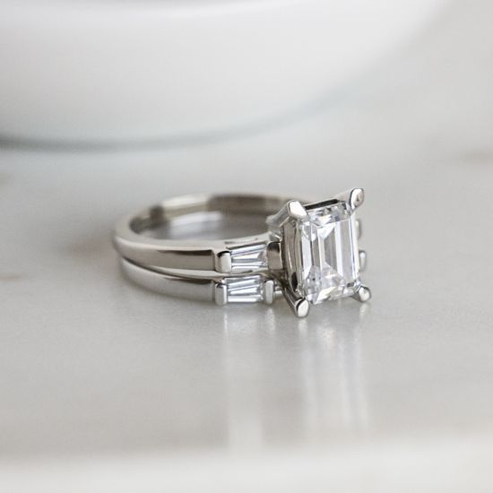 Anel de diamante com corte esmeralda e baguete lateral,  Ampliar imagem 6