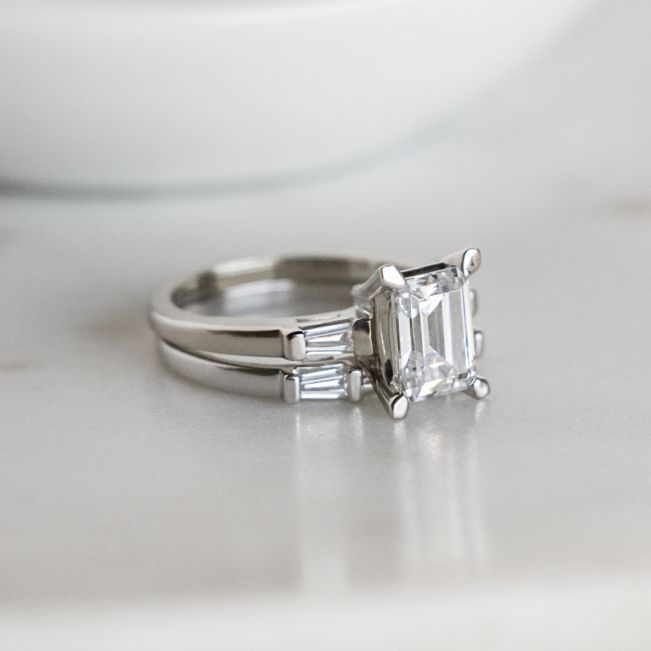 Anel de diamante com corte esmeralda e baguete lateral - Foto 5