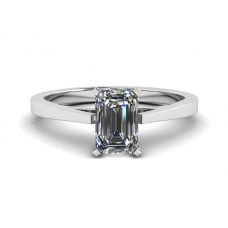 Anel de diamante com lapidação de esmeralda em estilo futurista