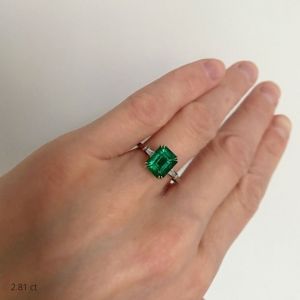 Anel de esmeralda de 3 quilates com baguete de diamantes laterais - Foto 4