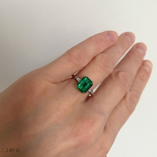 Anel de esmeralda de 3 quilates com baguete de diamantes laterais,  Ampliar imagem 5