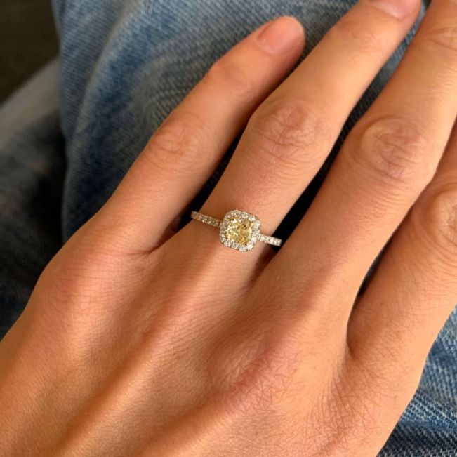 Almofada anel de diamante amarelo de 0,5 quilates com halo de ouro amarelo - Foto 4