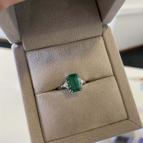 Anel de diamantes de esmeralda de 3,31 quilates e trilhões laterais,  Ampliar imagem 5