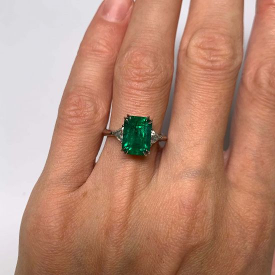 Anel de diamantes de esmeralda de 3,31 quilates e trilhões laterais,  Ampliar imagem 6