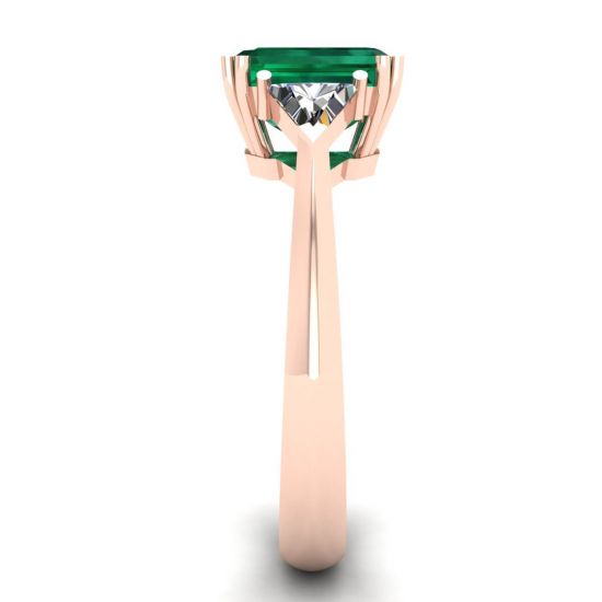 Anel de esmeralda de 3 quilates com diamantes laterais triangulares em ouro rosa,  Ampliar imagem 3