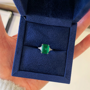 Anel de diamantes de esmeralda de 3,31 quilates e trilhões laterais - Foto 12