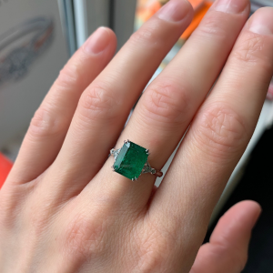 Anel de diamantes de esmeralda de 3,31 quilates e trilhões laterais - Foto 8