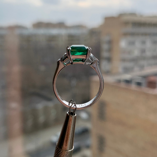 Anel de diamantes de esmeralda de 3,31 quilates e trilhões laterais,  Ampliar imagem 12