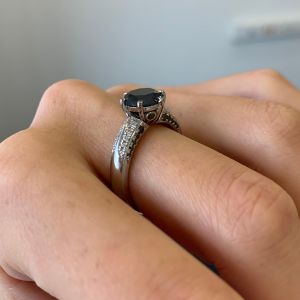 Diamante negro de 6 pinos com anel de pave de duas cores ouro branco - Foto 4