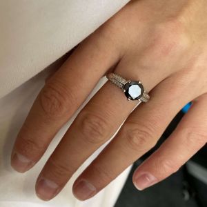 Diamante negro de 6 pinos com anel de pave de duas cores ouro branco - Foto 5