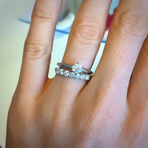 Anel de diamante eterno com sete pedras em ouro branco 18K - Foto 4