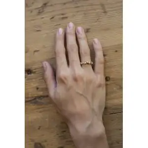 Anel com diamantes de 0,64 quilates em ouro amarelo 18K - coleção Ruban - Foto 1