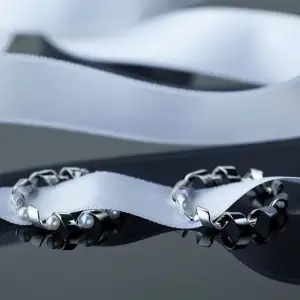 Anel em ouro branco 18K - coleção Ruban - Foto 3