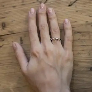 Anel em ouro branco 18K - coleção Ruban - Foto 1